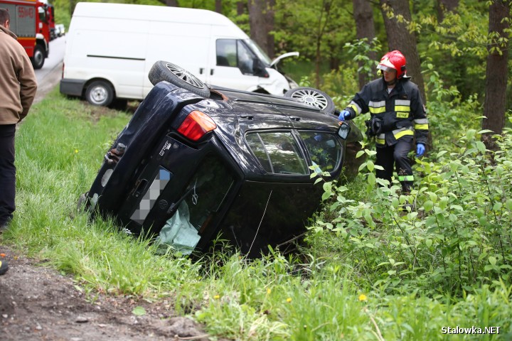 Za mostem na rzece Łęg w Kępiu Zaleszańskim (gmina Zaleszany) doszło do wypadku drogowego, w którym dwie osoby zostały ranne.