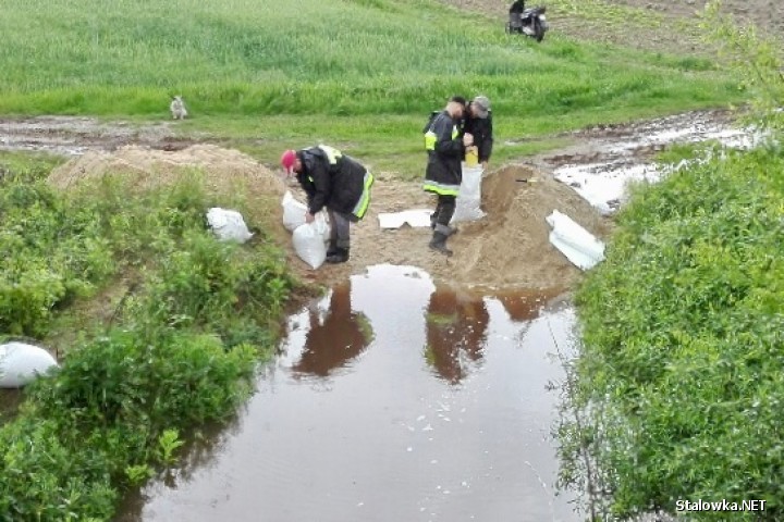Akcja umacniania wałów w miejscowości Laski na rzece Lęg przez miejscowe OSP.