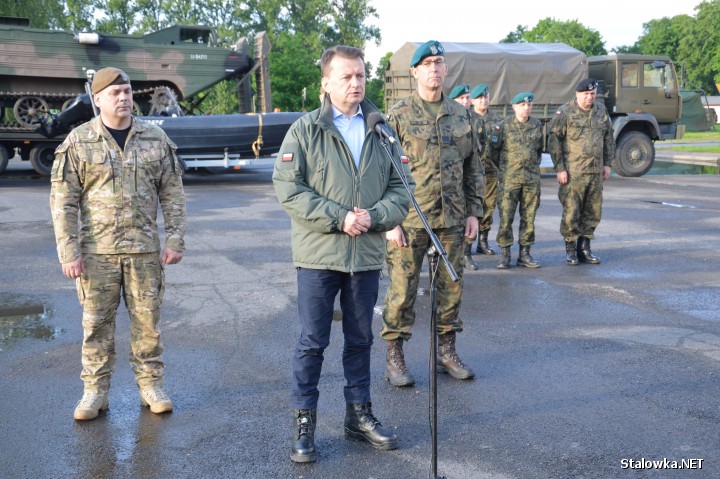 Około godziny 18.30 w garnizonie w Nisku, Mariusz Błaszczak, minister obrony narodowej, na odprawie z dowódcami wojsk operacyjnych i obrony terytorialnej, odebrał meldunek na temat gotowości jednostek i sprzętu do udzielenia pomocy w rejonach zagrożonych powodzią.