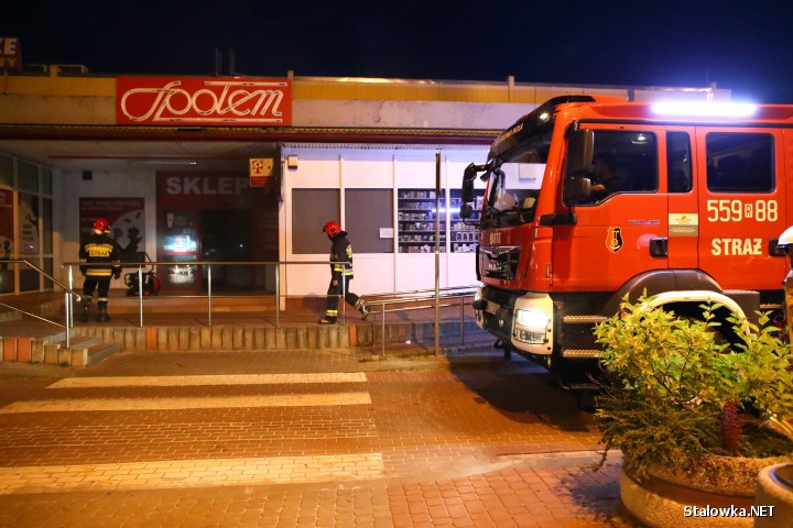 Trwa szacowanie strat po pożarze w markecie spożywczym na ulicy Okulickiego w Stalowej Woli.