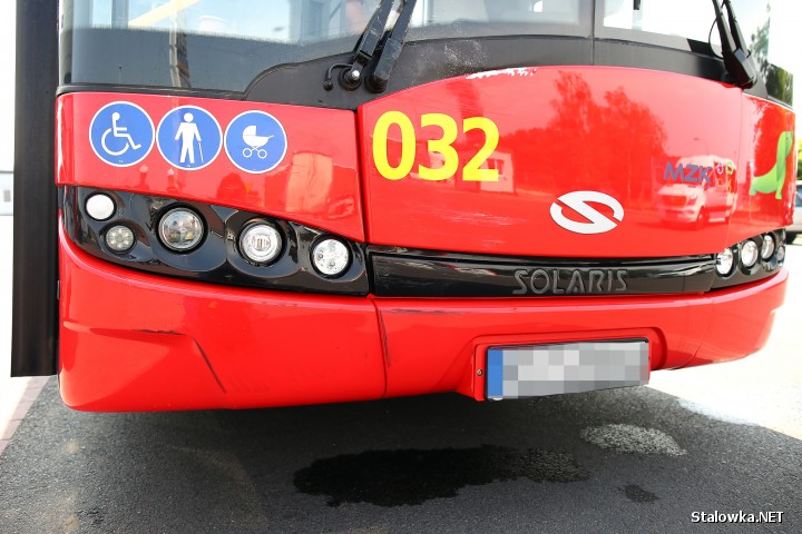 Na ulicy Przemysłowej w Stalowej Woli autobus miejski zderzył się z samochodem osobowym.