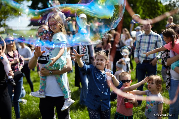 Festiwal Baniek Mydlanych - skierowany jest on do najmłodszych. Podczas jego trwania dzieciom zostanie wręczone 800 sztuk darmowych baniek mydlanych.