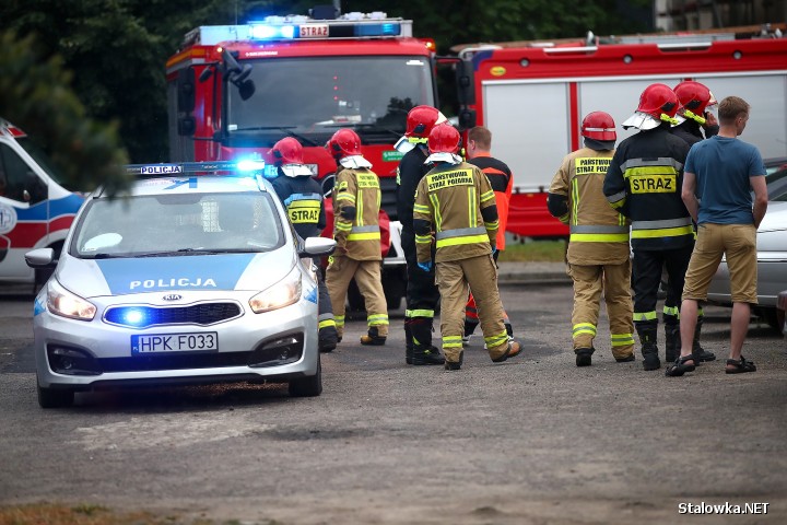 Na miejscu wypadku pracowali policjanci ze stalowowolskiego wydziału ruchu drogowego oraz strażacy. Bezpośrednio po zdarzeniu auta zjechały na okoliczny parking.