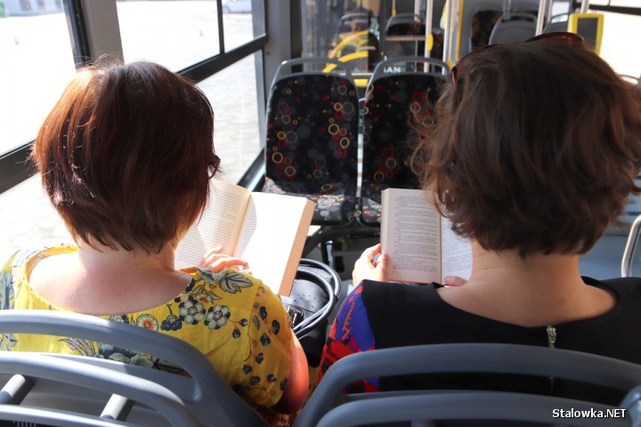 Bookcrossing polega na zostawianiu przeczytanych książek w miejscach publicznych, po to, by znalazca mógł je przeczytać i znów puścić w obieg. Czy takim miejscem może być miejski autobus? Pewnie, że tak, skoro tymi pojazdami poruszają się dziennie tysiące mieszkańców Stalowej Woli i okolic.