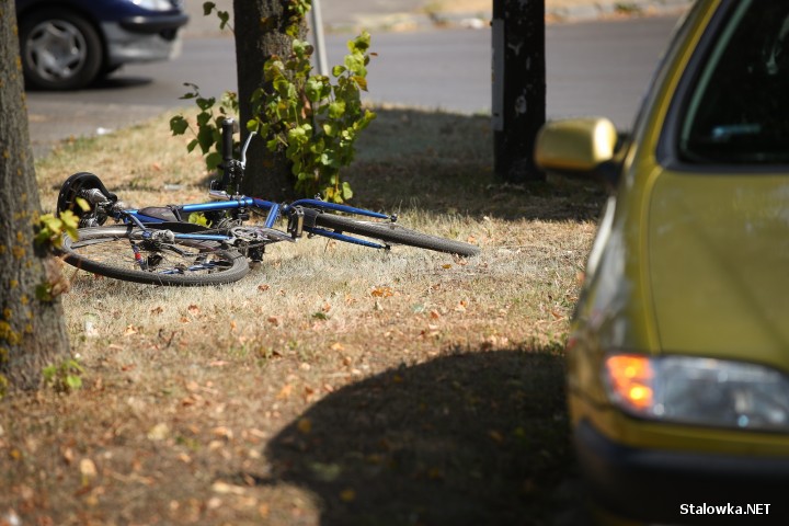 Na ulicy Niezłomnych samochód osobowy potrącił rowerzystkę.