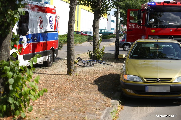 Na ulicy Niezłomnych samochód osobowy potrącił rowerzystkę.