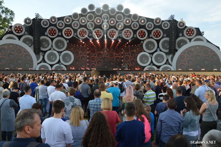 Koncert telewizyjnej Dwójki pod hasłem Lato, Muzyka, Zabawa zorganizowany został w niedzielę na Stalowowolskich Błoniach. Wystąpiła plejada gwiazd polskiej i zagranicznej sceny muzycznej.