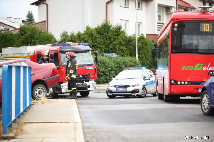 Kolizja z miejskim autobusem miała miejsce na ulicy Chyły w Stalowej Woli.