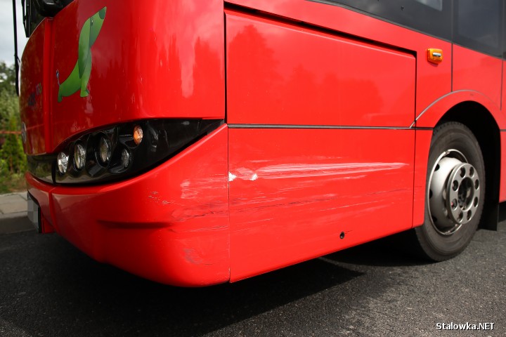 Kolizja z miejskim autobusem miała miejsce na ulicy Chyły w Stalowej Woli.