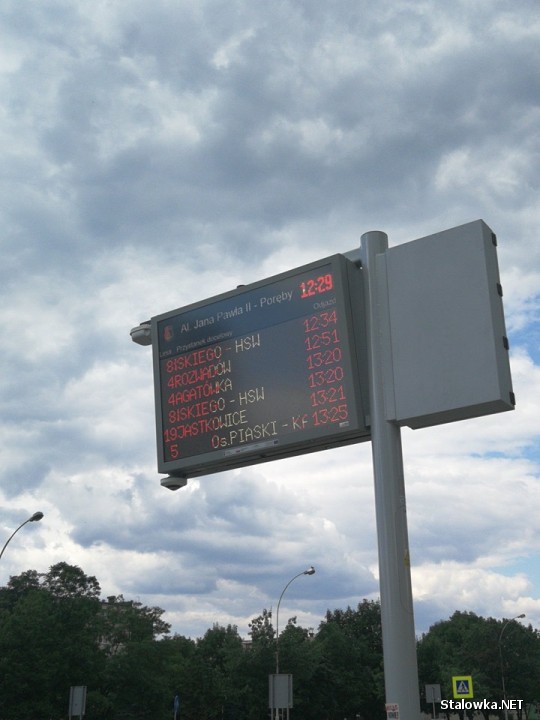 Na przystankach komunikacji miejskiej w Stalowej Woli rozpoczął się montaż wyświetlaczy Systemu Dynamicznej Informacji Pasażerskiej. Będzie ich 30.