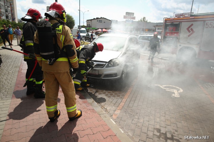 Do pożaru doszło na ulicy Okulickiego. Zapaliło się auto osobowe.