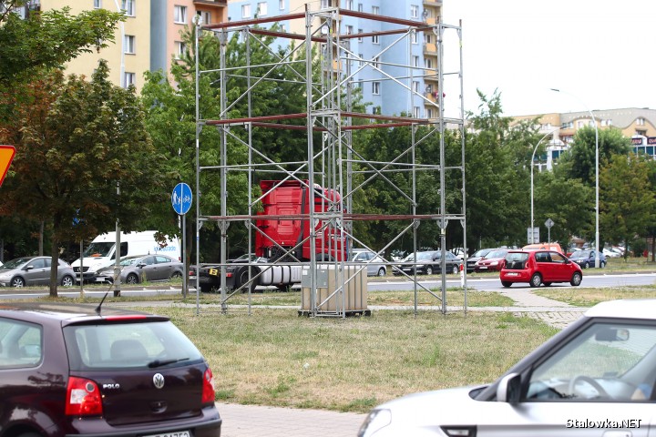 Przy kilku skrzyżowaniach w Stalowej Woli na terenach zielonych postawiono potężne konstrukcje. Mieszkańcy pytają: w jakim celu?