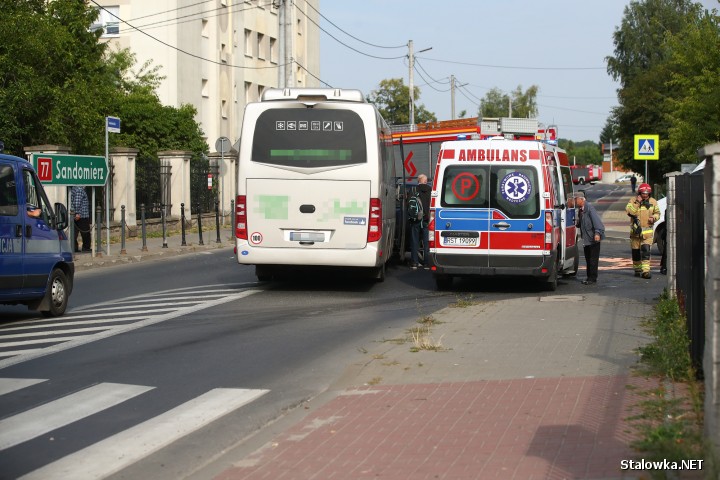 Do wypadku doszło na skrzyżowaniu ulicy Sandomierskiej z ulicą Brandwicką na osiedlu Rozwadów w Stalowej Woli.