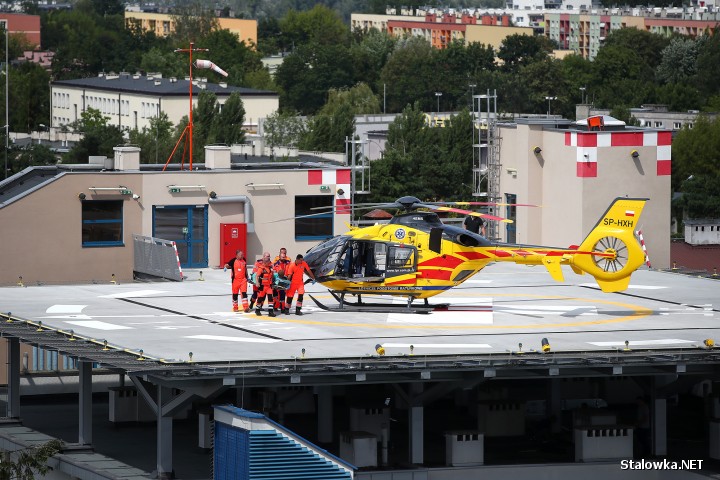 Pilot wylądował na lądowisku na dachu szpitala w Stalowej Woli. Po przygotowaniu pacjenta do lotu śmigłowiec odleciał na oddział chirurgii oparzeniowej w szpitalu w Siemianowicach Śląskich.