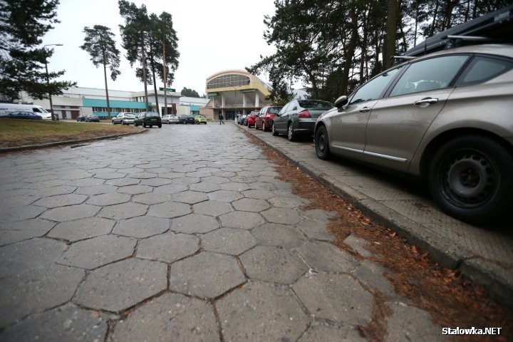 Zbyt mało miejsc parkingowych oraz brak odwodnienia to problem MOSiR-u, z którym zmaga się od lat. O potrzebie tej inwestycji mówiono jeszcze przed termomodernizacją.