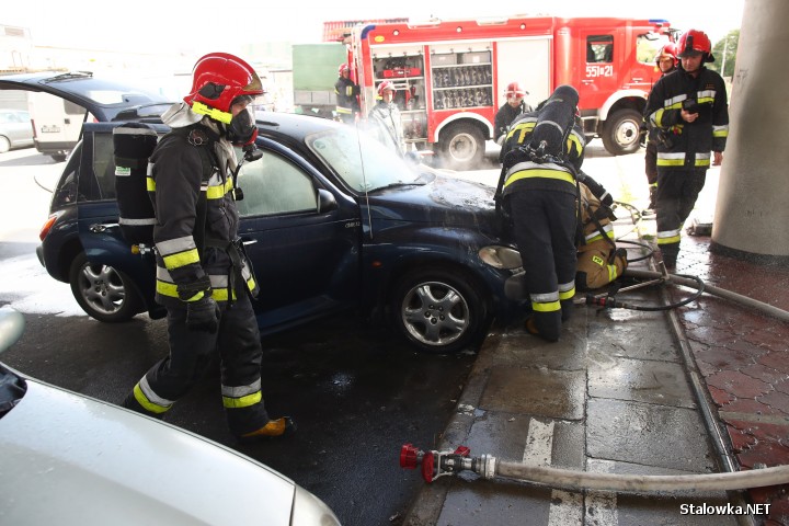 Do pożaru auta doszło na ulicy Okulickiego w Stalowej Woli.