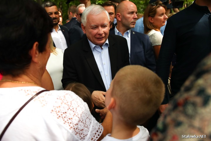 Gdy tylko prezes PiS Jarosław Kaczyński pojawił się na horyzoncie, tłum zaczął skandować jego imię oraz bić brawa.