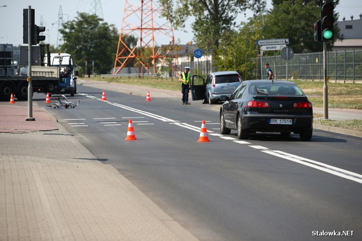 Na terenie Stalowowolskiej Strefy Gospodarczej doszło do potrącenia rowerzysty. W poważnym stanie trafił do szpitala w Stalowej Woli.
