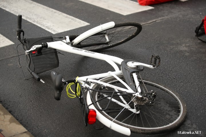 Do wypadku doszło na ulicy Okulickiego. Poszkodowane są dwie rowerzystki.