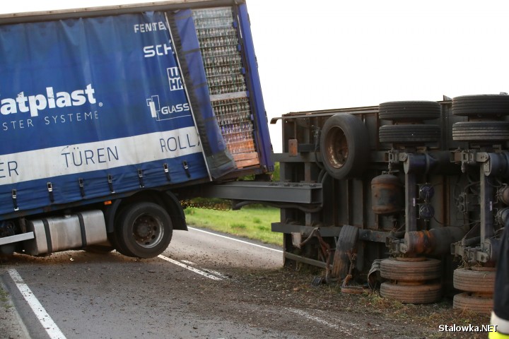 Ciężarówka zablokowała drogę między Zaleszanami a Gorzycami.