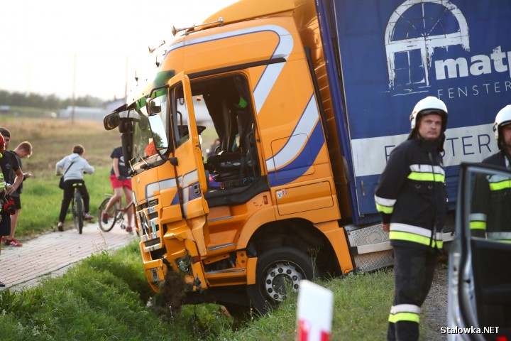 Ciężarówka zablokowała drogę między Zaleszanami a Gorzycami.
