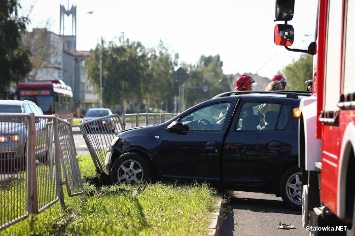 Na Alejach Jana Pawła II przy restauracji KFC doszło do zderzenia dwóch pojazdów.