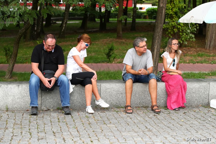 Działacze i sympatycy Stalowowolskiego Porozumienia Samorządowego, byli organizatorami w Parku Miejskim Prawdziwego Narodowego Czytania.