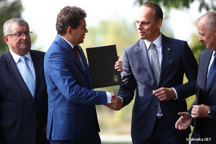 Od lewej: minister infrastruktury Andrzej Adamczyk, prezydent Stalowej Woli Lucjusz Nadbereżny, wiceminister infrastruktury Rafał Weber, dyrektor Krzysztof Sopel z Podkarpackiego Urzędu Wojewódzkiego.