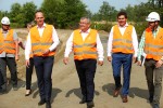 O możliwości oddania inwestycji do użytku wcześniej, poinformowano podczas wizyty ministra infrastruktury Andrzeja Adamczyka (pierwszy z lewej), który wizytował budowę obwodnicy Stalowej Woli i Niska.