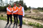 O możliwości oddania inwestycji do użytku wcześniej, poinformowano podczas wizyty ministra infrastruktury Andrzeja Adamczyka (pierwszy z lewej), który wizytował budowę obwodnicy Stalowej Woli i Niska.