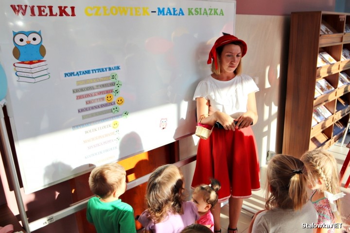 Po krótkim objaśnieniu zasad projektu, dzieci zostały zaproszone do wspólnej zabawy przez bohaterów bajek: Czerwonego Kapturka i Smoka Wawelskiego. 