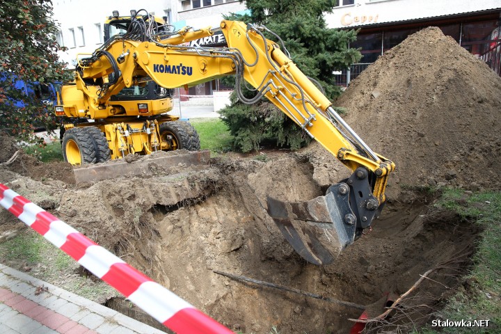 Od kilku godzin na osiedlu Młodynie w Stalowej Woli trwają prace nad usunięciem awarii sieci wodociągowej.