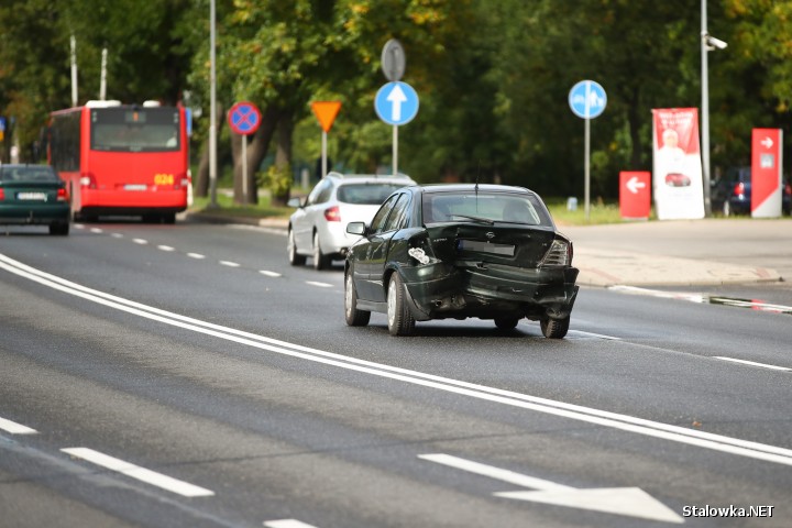 Na ulicy Stanisław Staszica w ciągu Drogi Krajowej nr 77 doszło do wypadku drogowego, w którym dwie osoby zostały ranne.