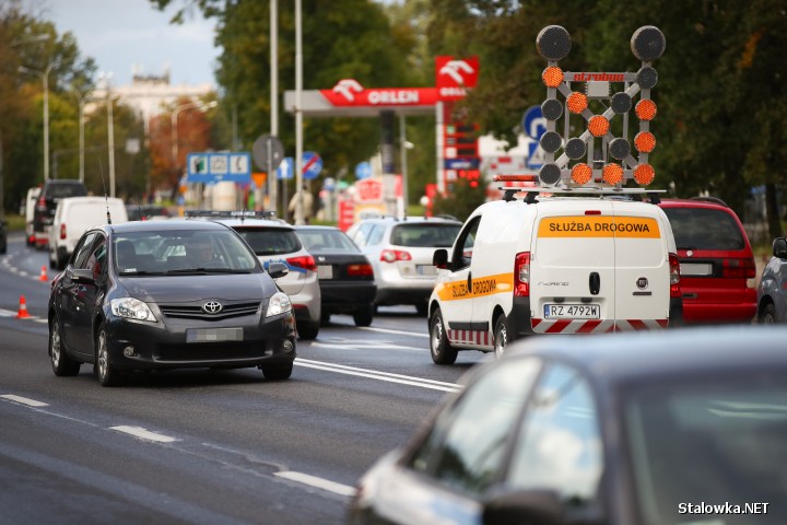 Na ulicy Stanisław Staszica w ciągu Drogi Krajowej nr 77 doszło do wypadku drogowego, w którym dwie osoby zostały ranne.