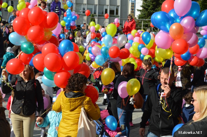 Po odśpiewaniu Hymnu Przedszkolaka, w niebo wypuszczono kolorowe balony.