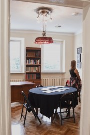 Na pokój Józefa Żmudy składają się meble mające status ruchomego zabytku - dwie komody, stół, żyrandol, aksamitna narzuta na stół i krzesło. Na wyposażeniu MDK są od 1972 roku.