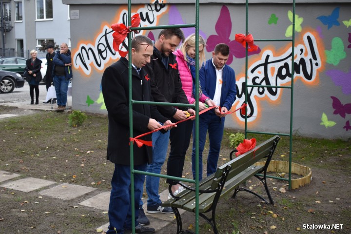 Zespół sąsiedzki bloku przy ulicy 1-go sierpnia 22 wraz z zespołem do spraw organizowania społeczności lokalnej MOPS zrealizowali inicjatywy pod nazwą Motylowa Przystań i MuraLove Miasto.