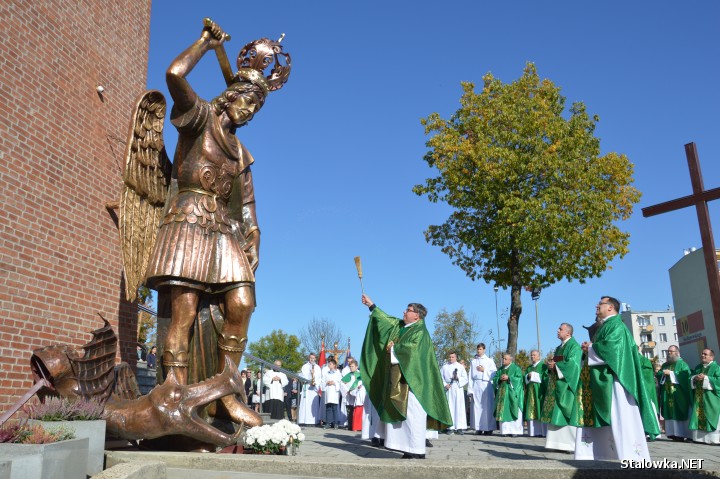 Trójcy Przenajświętszej w Stalowej Woli, 13 października zorganizowana została uroczystość zawierzenia miasta opiece świętego Michała Archanioła i poświęcenie figury świętego Michała, która stanie nad wejściem na szczycie kościoła. 