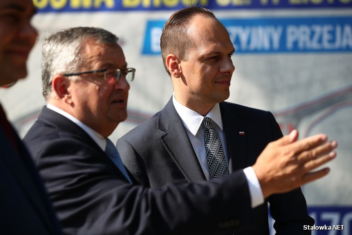 Od lewej: minister infrastruktury Andrzej Adamczyk i wiceminister infrastruktury Rafał Weber.