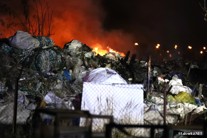 Na ulicy Przemysłowej w Stalowej Woli doszło do pożaru na składowisku odpadów.