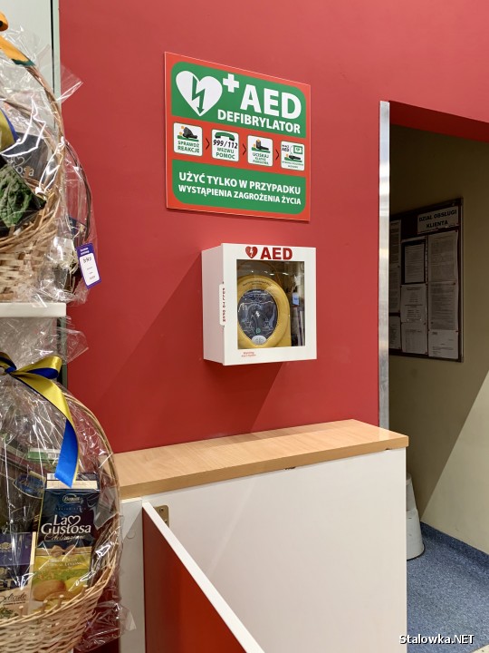 W supermarkecie Tesco w Stalowej Woli przy punkcie obsługi klienta zamontowano defibrylator AED. Ufundowała go sieć handlowa, która zakończyła montaż urządzeń w 74 lokalizacjach w Polsce.