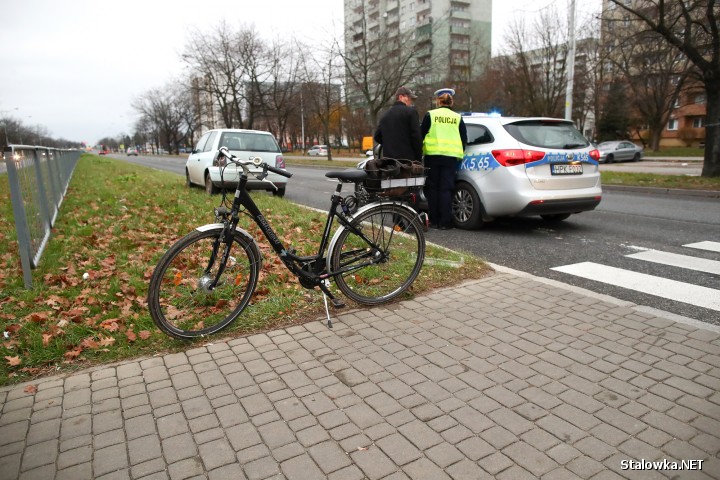 Do potrącenia pieszego, który przeprowadzał rower doszło na Alejach Jana Pawła II nieopodal straży pożarnej.