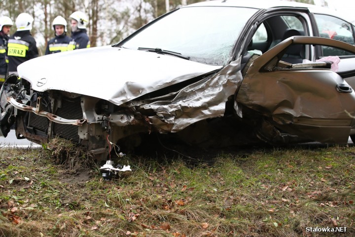 Do groźnego wypadku doszło w Jamnicy. Pojazdy zderzyły się czołowo.