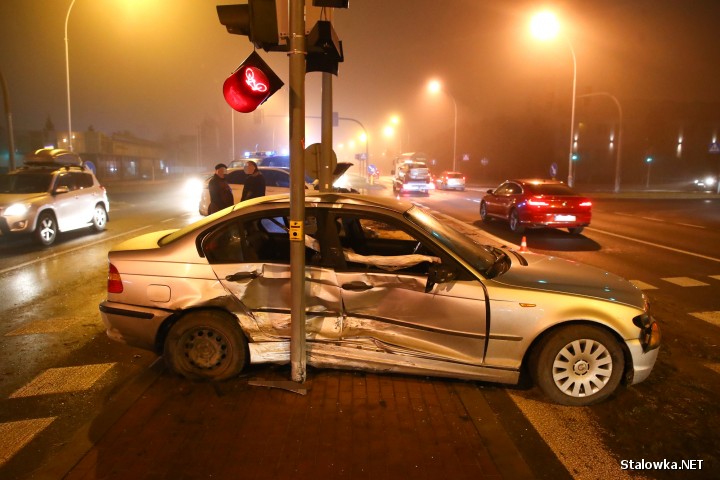 Do groźnie wyglądającej kolizji doszło na skrzyżowaniu z sygnalizacją świetlną nieopodal salony samochodowego.