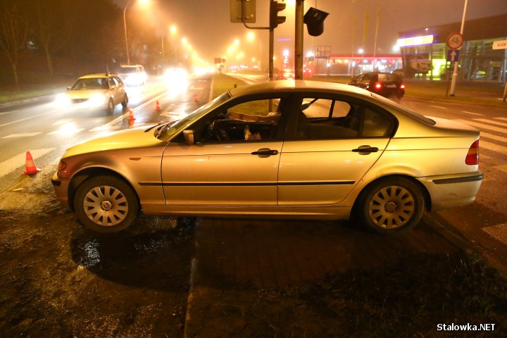 Do groźnie wyglądającej kolizji doszło na skrzyżowaniu z sygnalizacją świetlną nieopodal salony samochodowego.