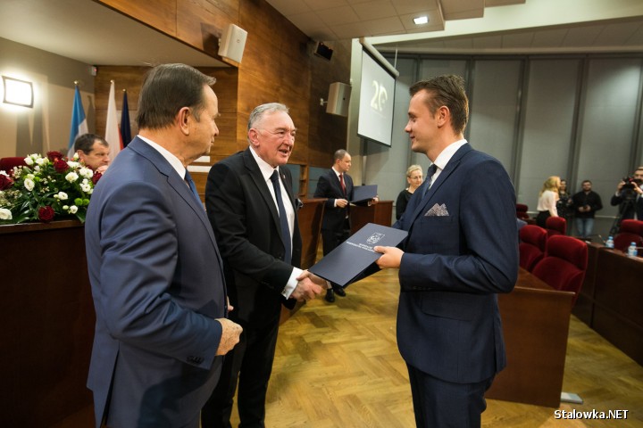 Mateusz Płeszka odbiera nominację z rąk marszałka Władysława Ortyla i przewodniczącego Sejmiku Województwa Jerzego Borcza.