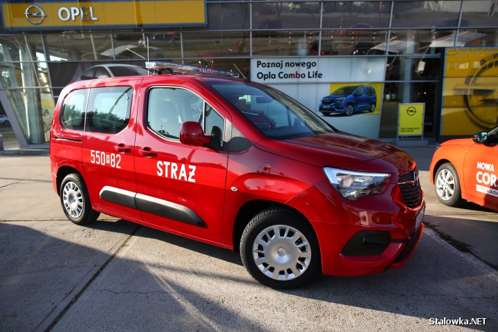 Na wyposażenie Komendy Powiatowej Państwowej Straży Pożarnej w Stalowej Woli trafi nowy samochód marki Opel Combo Life z silnikiem benzynowym o pojemności 1,2, w czerwonym kolorze.