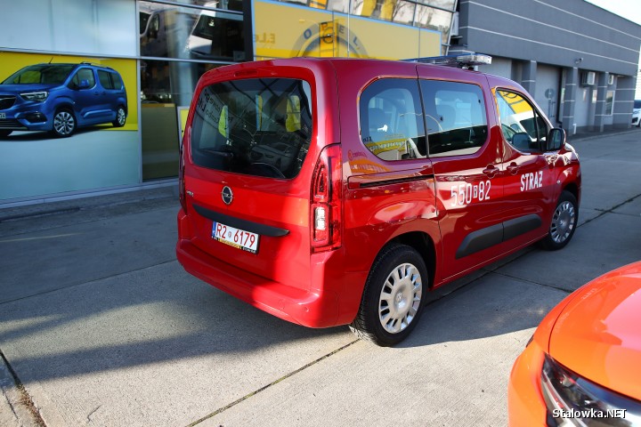 Na wyposażenie Komendy Powiatowej Państwowej Straży Pożarnej w Stalowej Woli trafi nowy samochód marki Opel Combo Life z silnikiem benzynowym o pojemności 1,2, w czerwonym kolorze.