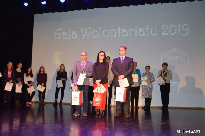 Nagrodzeni wolontariusze roku, od lewej Rafał Banasik, Agnieszka Żymek i Hubert Bojarski.