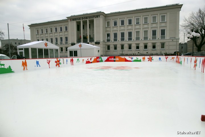 Na Placu Piłsudskiego w Stalowej Woli 13 grudnia zostanie otwarte lodowisko o powierzchni 300 metrów kwadratowych. W tym roku jego sponsorem jest mBank a wstęp bezpłatny.